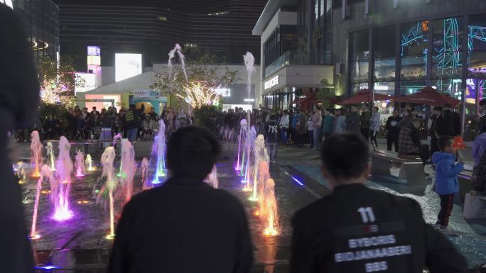 【4K】商业步行街喷泉人群夜景