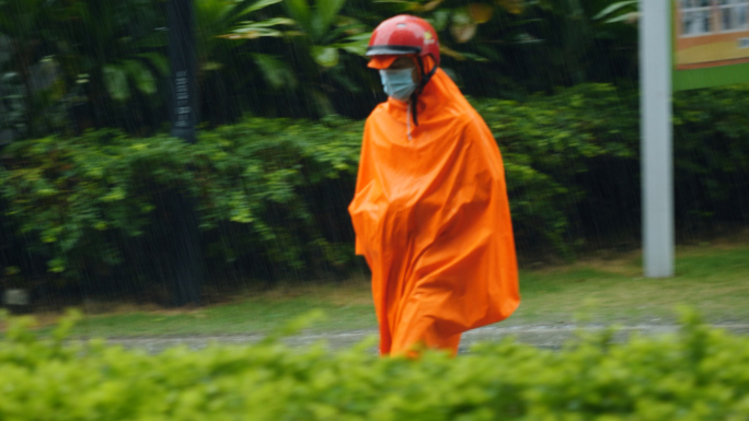 下雨天行人在雨中行走4k视频素材