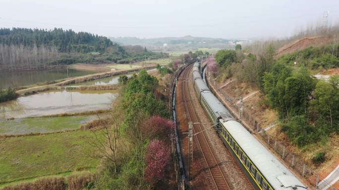 4K航拍驶过春天的京广铁路旅客列车合集
