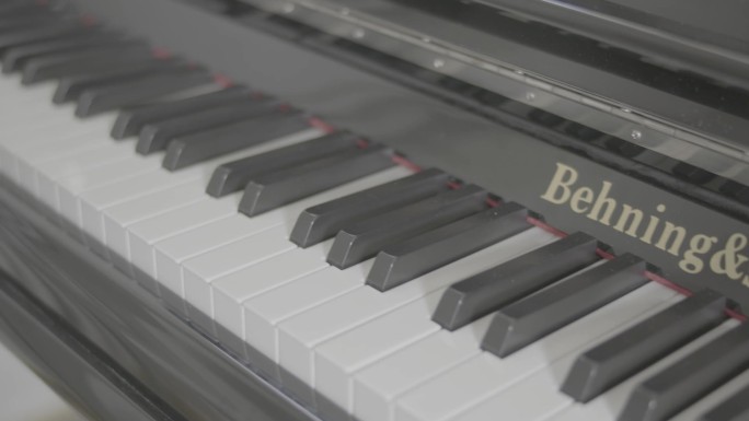 灰度弹钢琴手指特写钢琴补习班学习钢琴