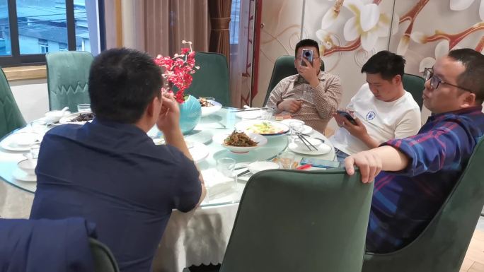 聚餐餐桌交流沟通拍照手机聊天
