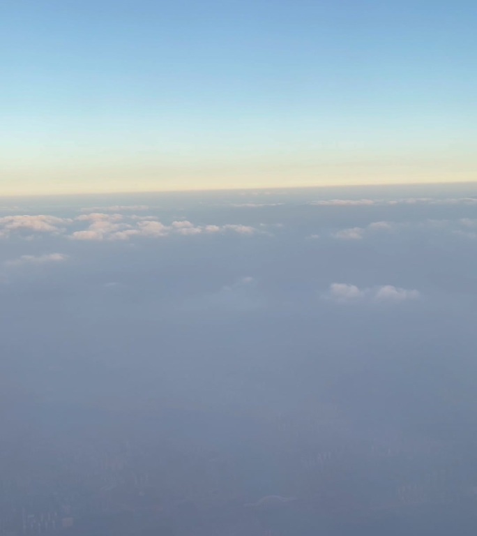 飞机外、云层上、天空、云彩