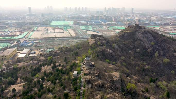 4K航拍春天济南齐烟九点之药山全景图