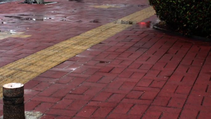 4k原创雨中海绵城市彩色透水砖路面