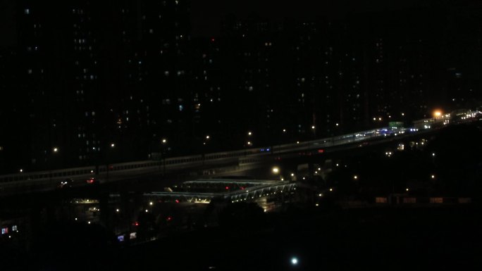 雨夜城市高架车流