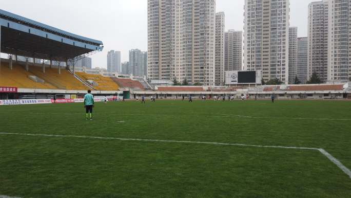 襄阳体育运动场举行足球比赛