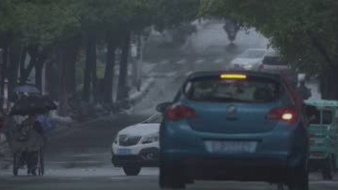 雨中行人城市交通