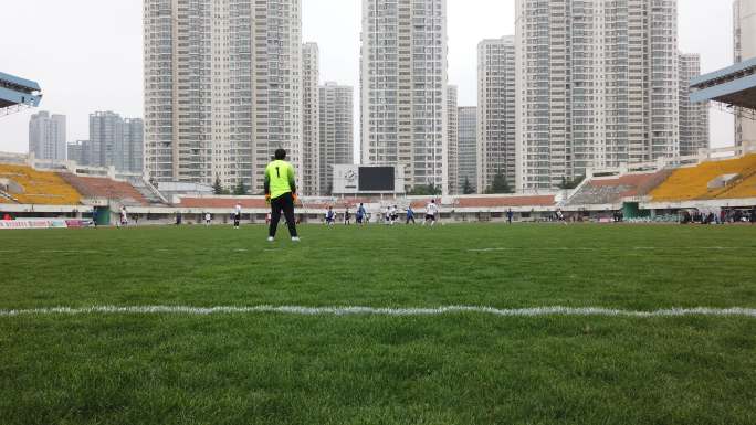 襄阳体育运动场举行足球比赛
