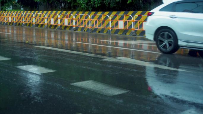 下雨天马路公路