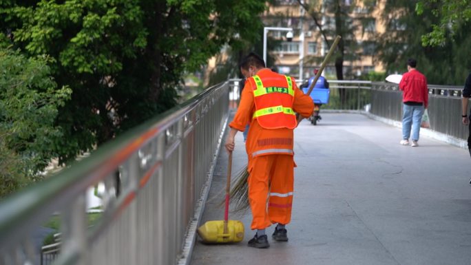 环卫工人扫地