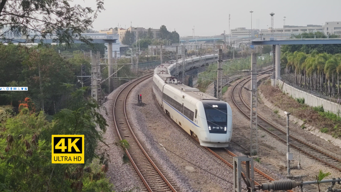 4K和谐号动车组列车缓慢出站驶向远方