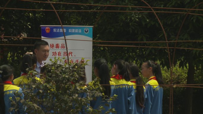 民警给小学生上法制课