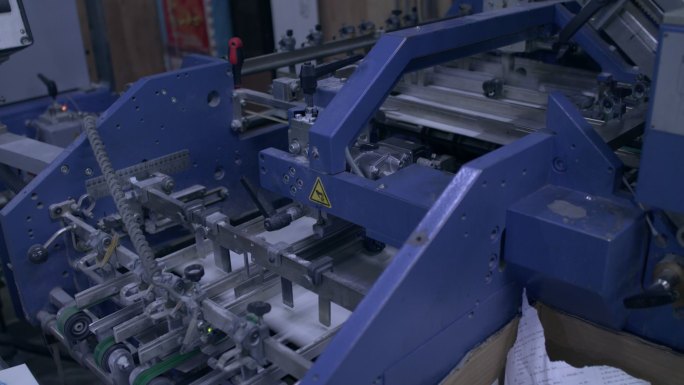 印刷厂折页机自动折纸工作