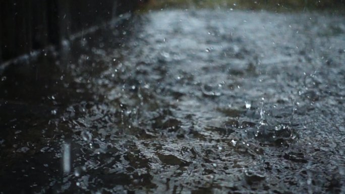 江南雨滴屋檐水珠意境