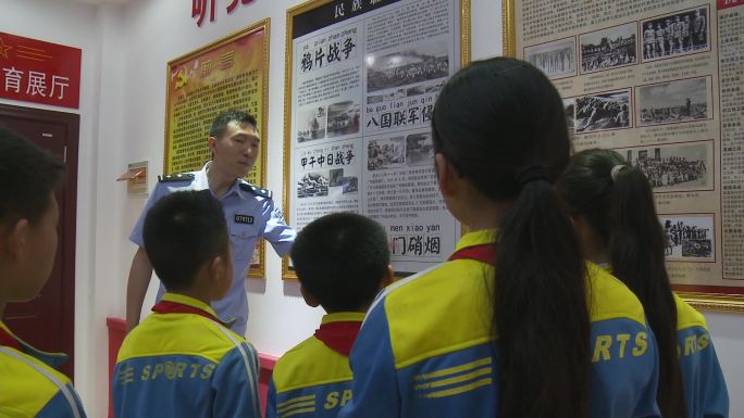 民警给小学生上法制课