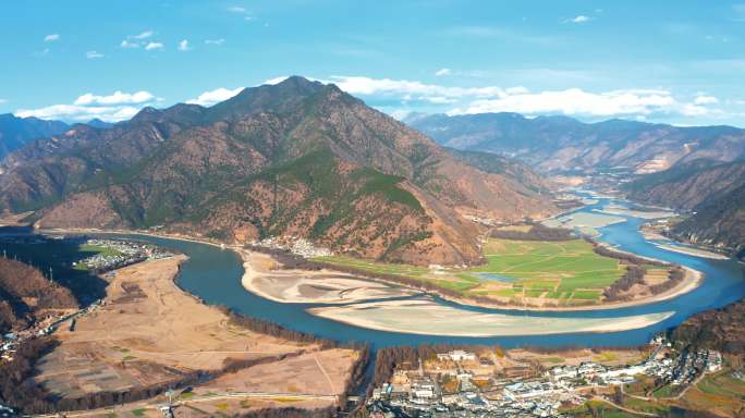 4k航拍晴空丽江石鼓镇长江第一湾风景区