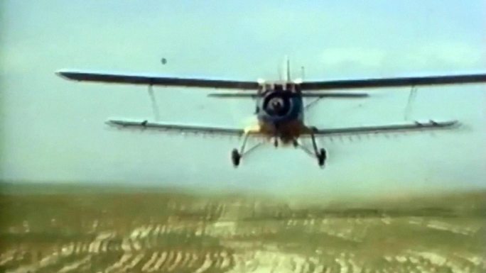 山村村庄科学种植飞机喷洒农药灭虫