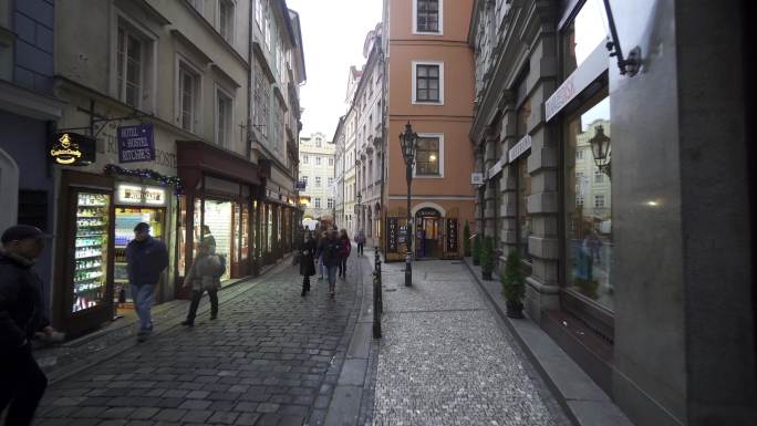 布拉格城市街区街景游客马路