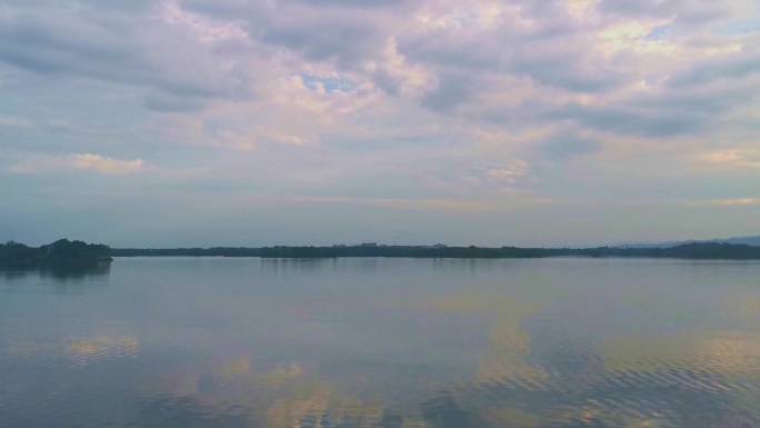 早晨天空下的五彩湖面航拍