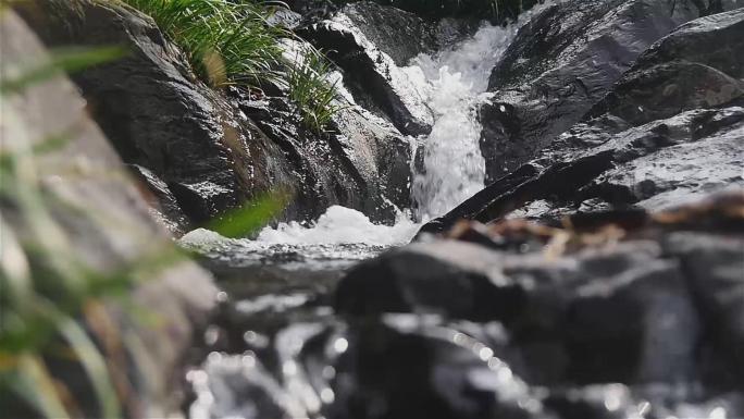 波光粼粼的溪水瀑布