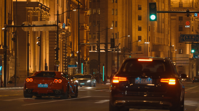 夜晚在外滩飙车的跑车