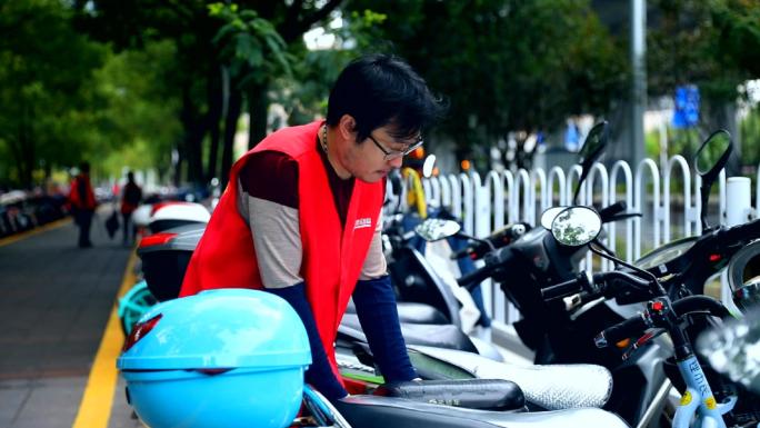 文明城市志愿者清理垃圾摆放二轮车