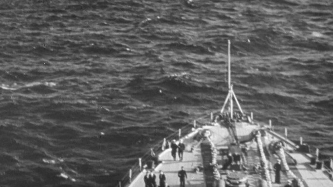 英国巡洋舰潜艇海面航行行驶