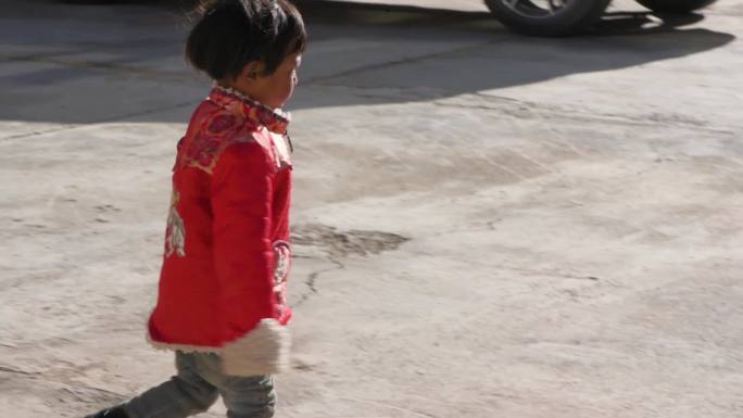 升格藏族小孩欢乐奔跑