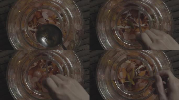 美食透明玻璃罐俯视捞泡菜特写升格慢动作