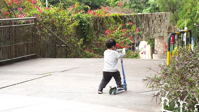 儿童玩滑板车