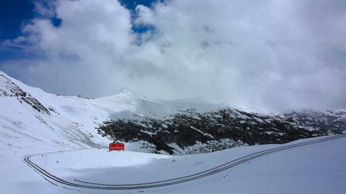 川西高原夹金山雪山蓝天白云延时4K