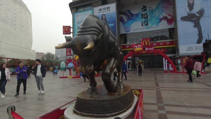 郑州银基广场铜牛（4K60帧）