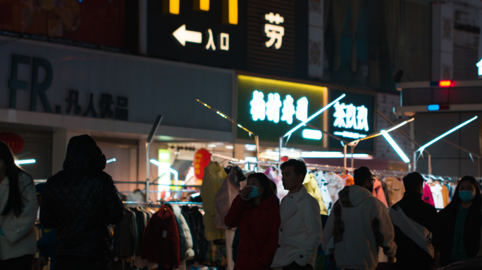 晚上逛夜市的人