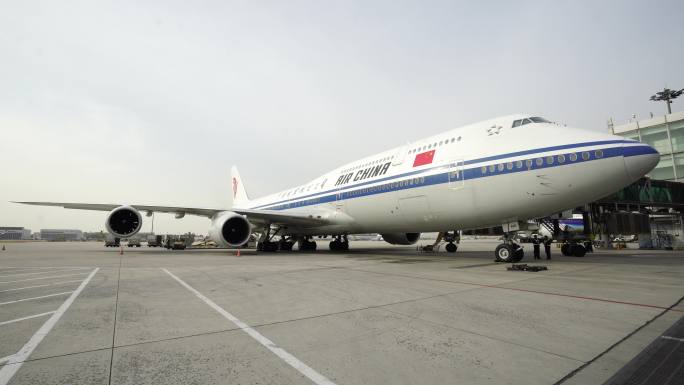 国航播音747准备上客