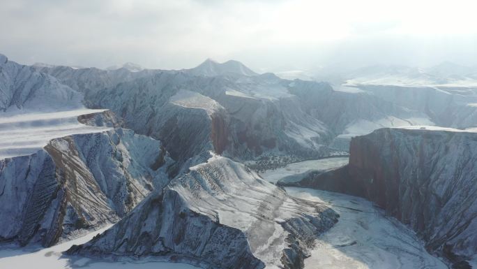 新疆努尔加大峡谷雪山河流山冰河