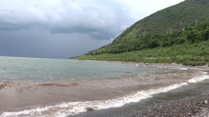 暴雨前夕内陆湖浪花