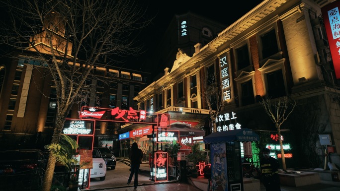 天津夜晚滨江道行人灯光都市繁华旅游夜景