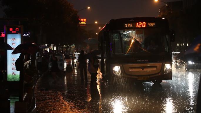 高清实拍北京前门大雨的夜