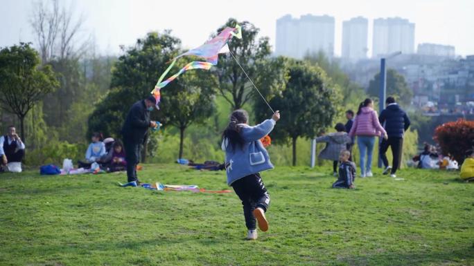 春天公园放风筝的人们，幸福快乐的人群