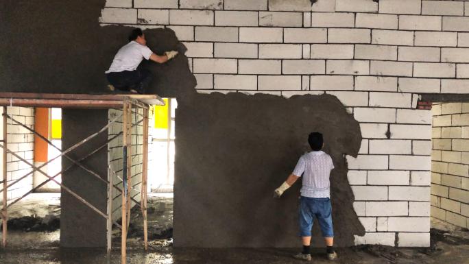 工人施工刷墙砌墙工地生活劳动节