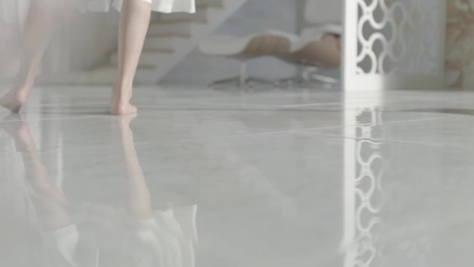 光脚赤脚惬意休闲生活瓷砖地板跳舞