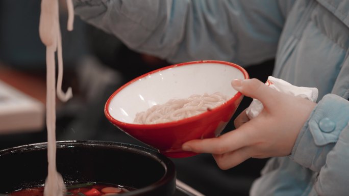 4K米粉店吃粉的顾客用餐空镜