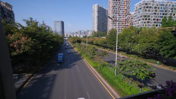 深圳龙华城市景观道路车流