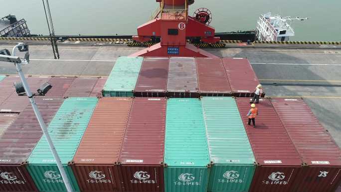 4K高清港口码头航拍货船运输