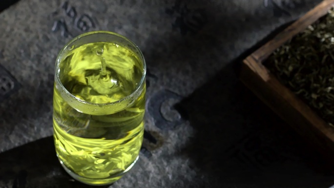 玻璃杯泡茶绿茶唯美实拍