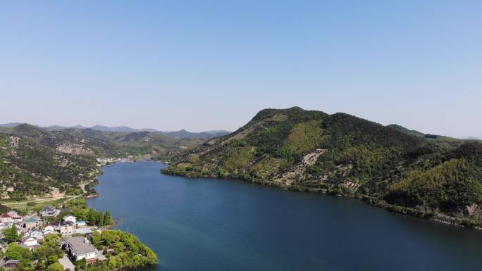 蓝天绿水湖面清澈宁静美丽