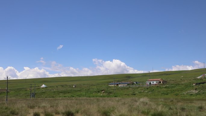 草原上牧民的房屋