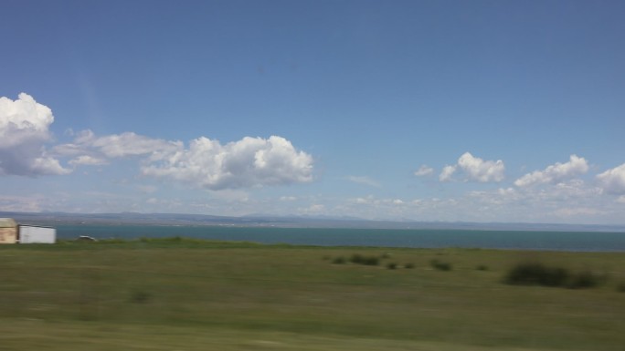 车窗外一望无际的青海湖