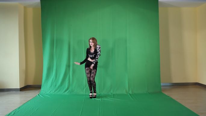 绿布女人跳舞抠像素材