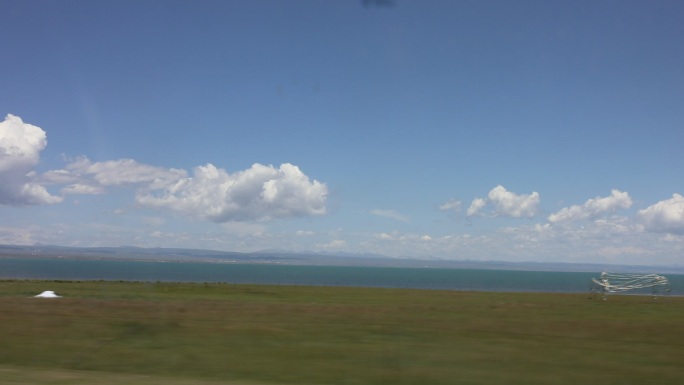车窗外一望无际的青海湖
